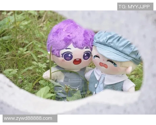 棉花娃娃化身绿茵球星演绎独特魅力与足球梦想结合